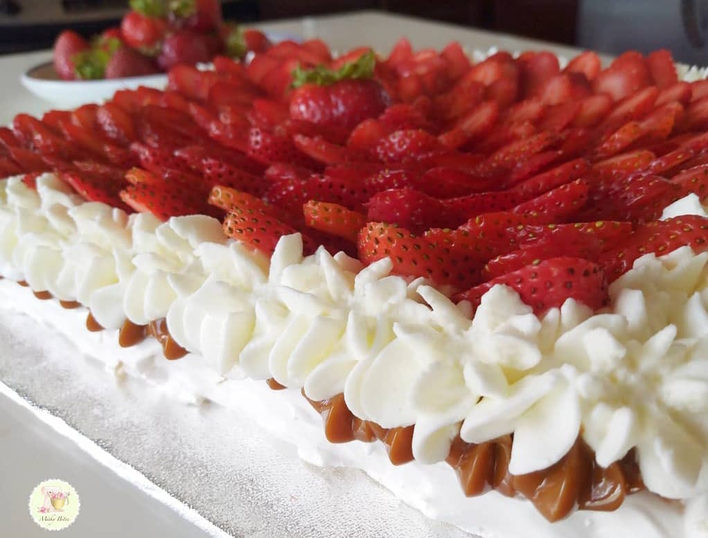 Strawberry Pavlova Cakes